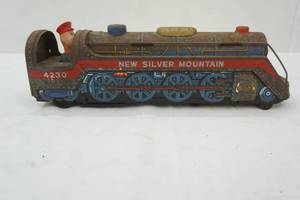 lot 331 image: Vintage Tin Toy Train Locomotive. New Silver Mountain 4230 Model. 1969