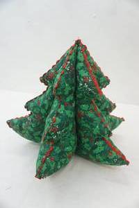 lot 336 image: Vintage 3D Stuffed Fabric Christmas Tree