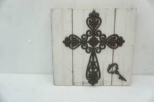lot 341 image: Iron Cross and Skeleton Key Wall Decor