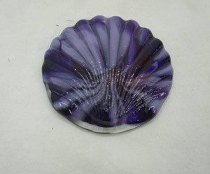 lot 383 image: Art Glass Purple Shell. 3.25