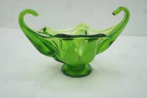 lot 401 image: Green Glass Stretch Art Dish. 8x5x4.5