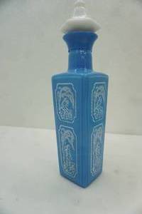 lot 402 image: Vintage 1965 Jim Beam Choice Blue and White Milk Glass Whiskey Decanter