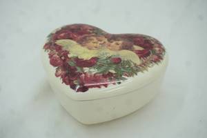 lot 423 image: Vintage Teleflora Heart-Shaped Ceramic Trinket Box Featuring Cherubs and a Rose Motif