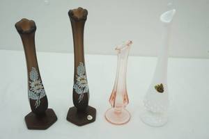 lot 428 image: Vintage Glass bud Vases Westmoreland & Fenton