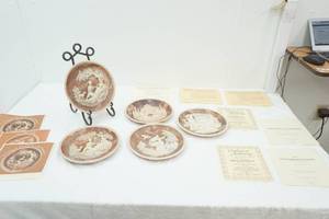 lot 434 image: The Romantic Poets by Gayle Bright Appleby. Collectors Plate Collection