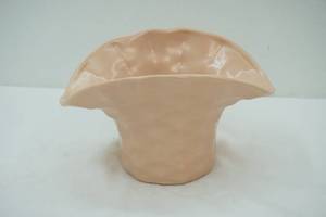 lot 445 image: Vintage Rose-Colored Ceramic Cornucopia Vase. 9.75x6.5x6