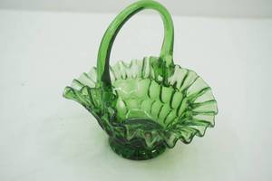 lot 465 image: Vintage Emerald Green Fenton Art Glass Basket 6x 4.25x6.5 tall
