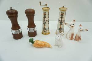 lot 467 image: Collection of Vintage Salt and Pepper Shaker Sets