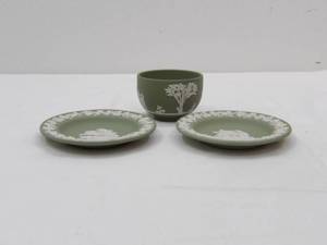 lot 382 image: Vintage Wedgwood Jasperware Matte Stoneware Small Footed Bowl and 2 Trinket Trays