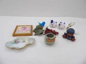 lot 498 image: Blue and White Ceramic Chickens Salt and Pepper Shakers, Pig Portrait, Fenton White Iridescent Swan and more