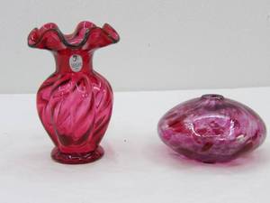 lot 504 image: Fenton Country Cranberry Art Glass Vase Purple Hand-Blown Orb Art Glass Vase