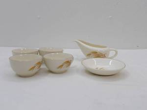 lot 516 image: Vintage Golden Wheat Pattern Gravy Boat, Plate & 4 Mugs
