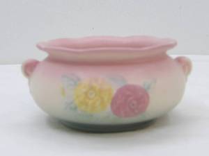 lot 521 image: 1940 Hull Pottery BowlPlanter