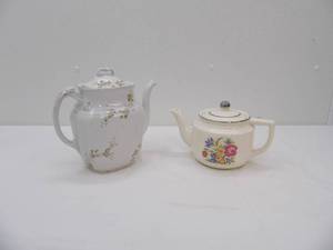 lot 534 image: Woods & Sons England Ironstone Teapot, Harker Cooking Ware Teapot