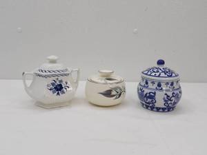 lot 537 image: Adams England Ironstone Sugar Bowl, Blue & White Asian Inspired Round Candy Dish, Vintage Homer Laughlin Sugar in the Lotus Hair Pattern
