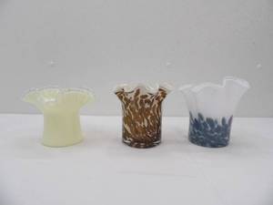 lot 542 image: Vintage Fenton Ruffled Edge Vase and 2 Handkerchief Style Vases