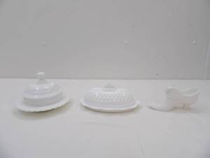 lot 543 image: Vintage Milk Glass, Fenton Hobnail