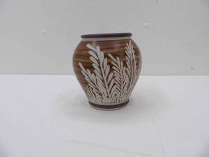 lot 562 image: Alan Bruner Pottery Vase 6.75 tall by 4.25