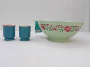 lot 567 image: Pioneer Woman Colander Set and Ceramic Salt and Pepper Shakers