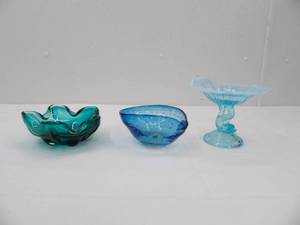 lot 571 image: Murano Glass Teardrop Bowl, Fenton Compote Blue Dolphin Base, Blue Art Glass Bowl bullicante design