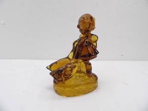 lot 578 image: L.E. Smith Goose Girl Figurine. Heavy Amber-Colored Pressed Glass. 8 tall