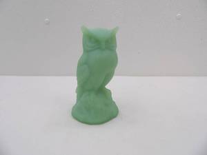 lot 624 image: Vintage Fenton Jade Owl Figurine 6 tall