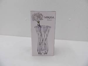 lot 626 image: Mikasa Blossom Crystal Bud Vase