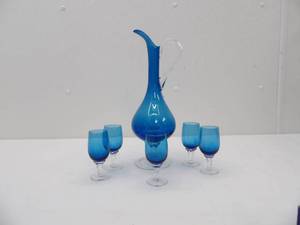 lot 628 image: Blue Glass Decanter with 5 glasses