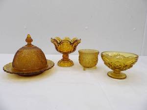 lot 634 image: Collection of Vintage Amber Glass Pieces