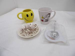 lot 659 image: Vintage Johnson Brothers Windsor Ware, Vintage Santa Snoopy Bell Ringer Coffee Mug