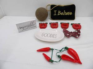 lot 663 image: Decor Lot