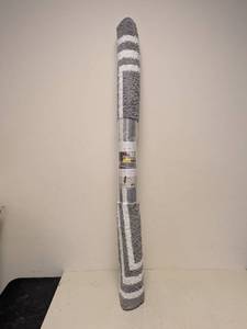 lot 130 image: NEW THRESHOLD AREA RUG (5x7) GRAY BORDER