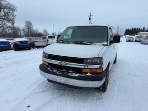 lot 11 image: 2004 Chevrolet Express G3500
