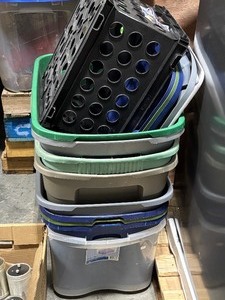 lot 33 image: Variety of Totes