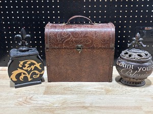 lot 53 image: Home Decor