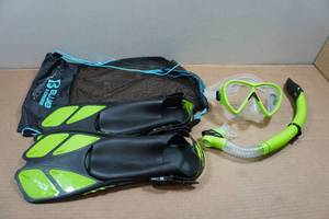 lot 68 image: Cressi BluLove Snorkel, Fins, and Mask Set - 9-13
