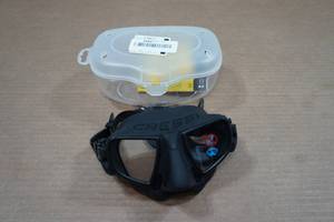lot 76 image: Cressi Atom Snorkel Mask