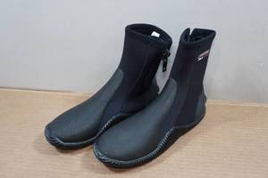 lot 79 image: Cressi Isla 5mm Snorkel Boots - Mens 7, Womens 8