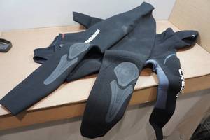 lot 85 image: Cressi Apnea 5mm 2 Piece Wetsuit