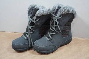 lot 157 image: Columbia Winter Boots - Kids 3