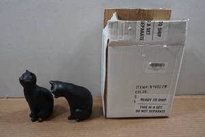 lot 161 image: Danya B Cat Bookends