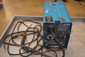 lot 184 image: Chicago Electric 90 Amp Flux Wire Feed Welder