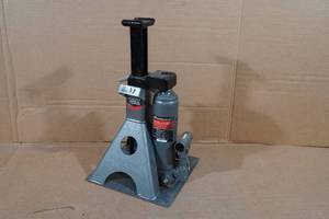 lot 190 image: Powerbuilt UniJack