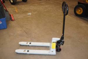 lot 193 image: Roughneck Pallet Jack