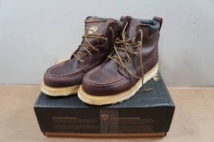 lot 26 image: Irish Setter 83605 Work Boots - Mens 9