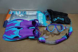 lot 61 image: Cressi BluLove Fin, Snorkel, and Mask Set - Kids SM