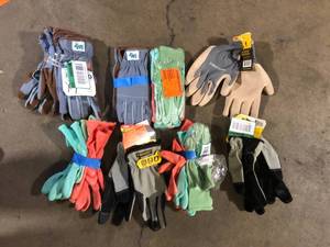 lot 32 image: Lot of Assorted Working Gloves Various Models and Conditions  Customer Returns See Pictures