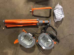 lot 63 image: HDX 1200-Watt Halogen Tripod Work Light Missing Parts    Customer Returns See Pictures