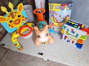 lot 22 image: Kids toys