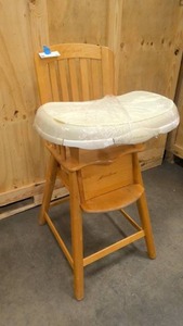 lot 10 image: Eddie Bauer highchair